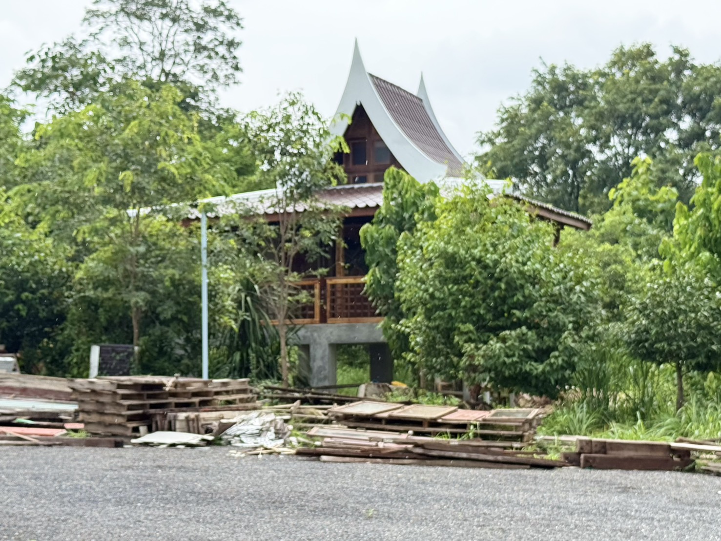 title - วันที่ 7 กรกฎาคม 2569 นายวิทูล ประดิษฐบุญ ปฏิรูปที่ดินจังหวัดปราจีนบุรี พร้อมด้วย เจ้าหน้าที่ ส.ป.ก.ปราจีนบุรี ลงพื้นที่ตรวจสอบ การขออนุญาตใช้วัดพุทธสถานทรัพยากรสวนป่านาดี
